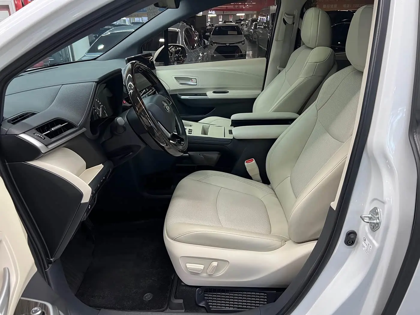 Toyota Sienna 2024 — Şəkil 5/9