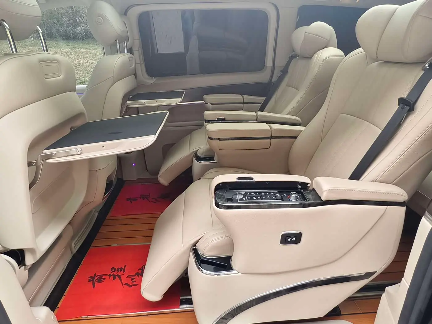 Mercedes-Benz V-Class 2023 — Photo 12/20