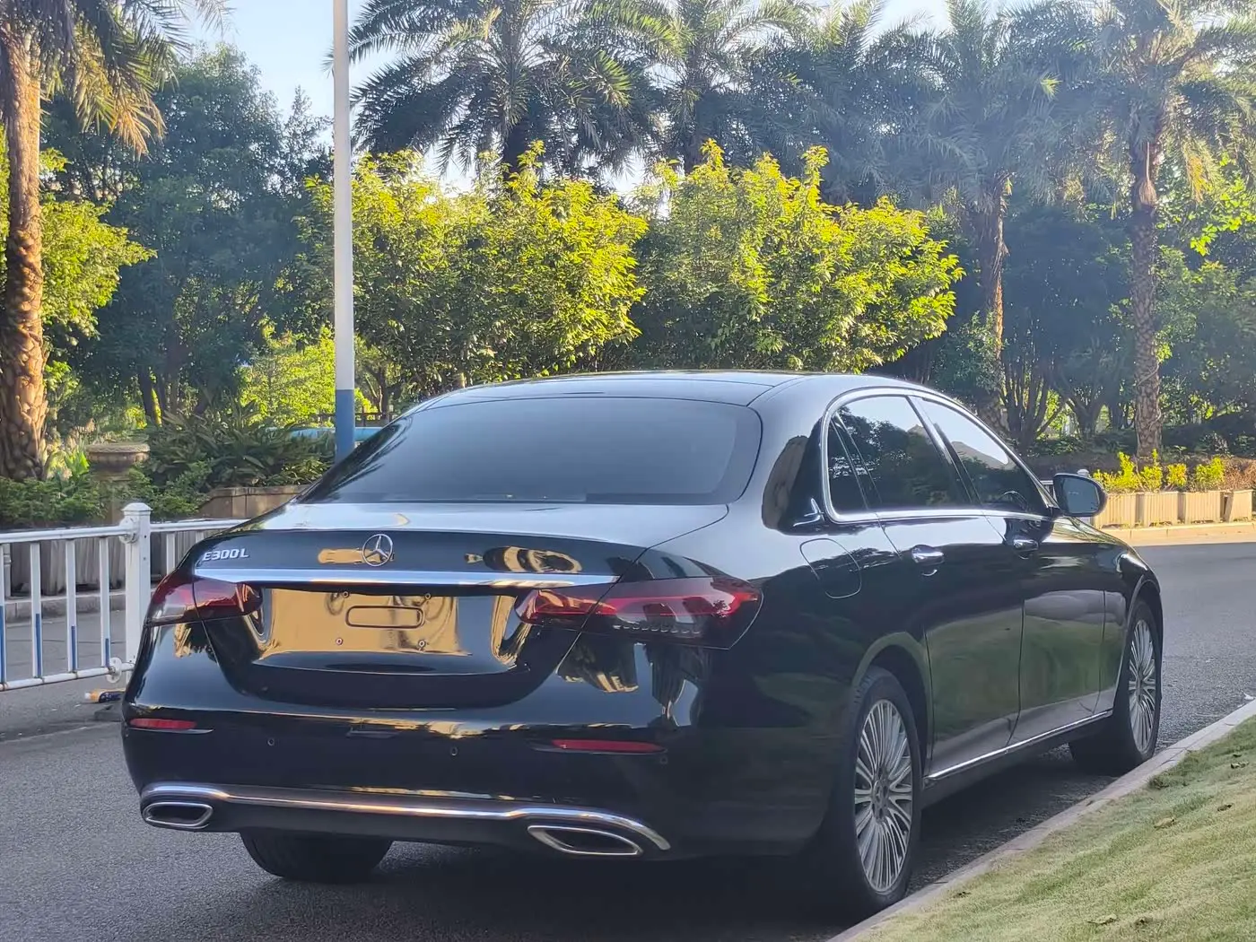 Mercedes-Benz E-Class 2022 — Photo 7/16