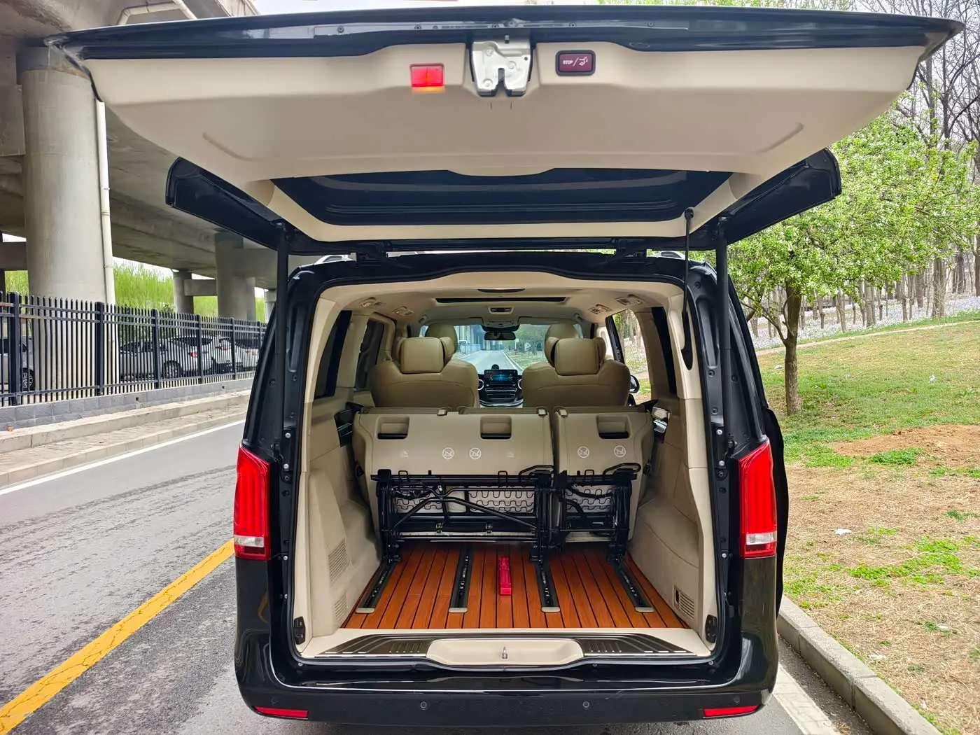 Mercedes-Benz V-Class 2023 — Photo 9/20