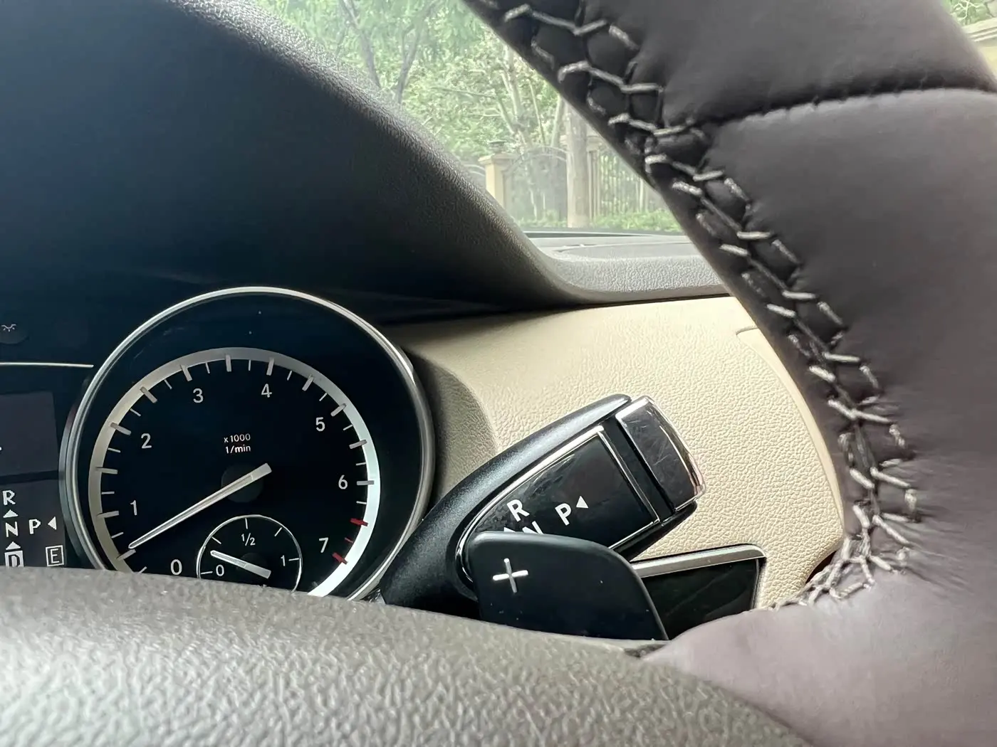 Mercedes-Benz R-Class 2017 — Photo 7/17