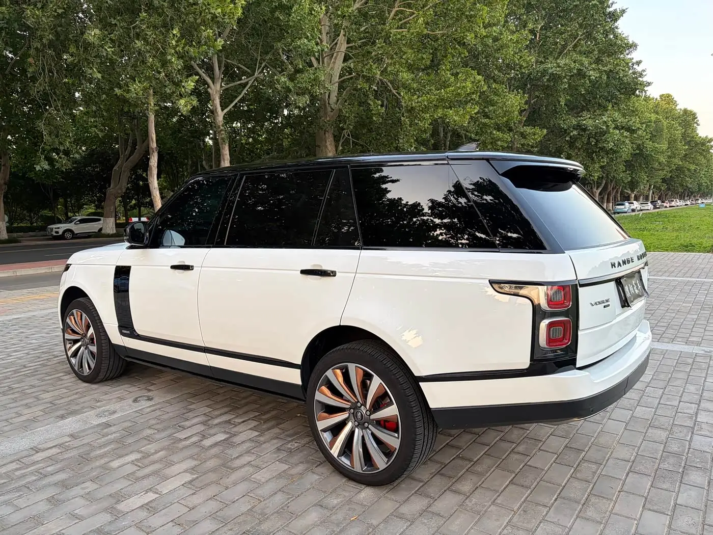 Land Rover Range Rover 2021 — ფოტო 4/20
