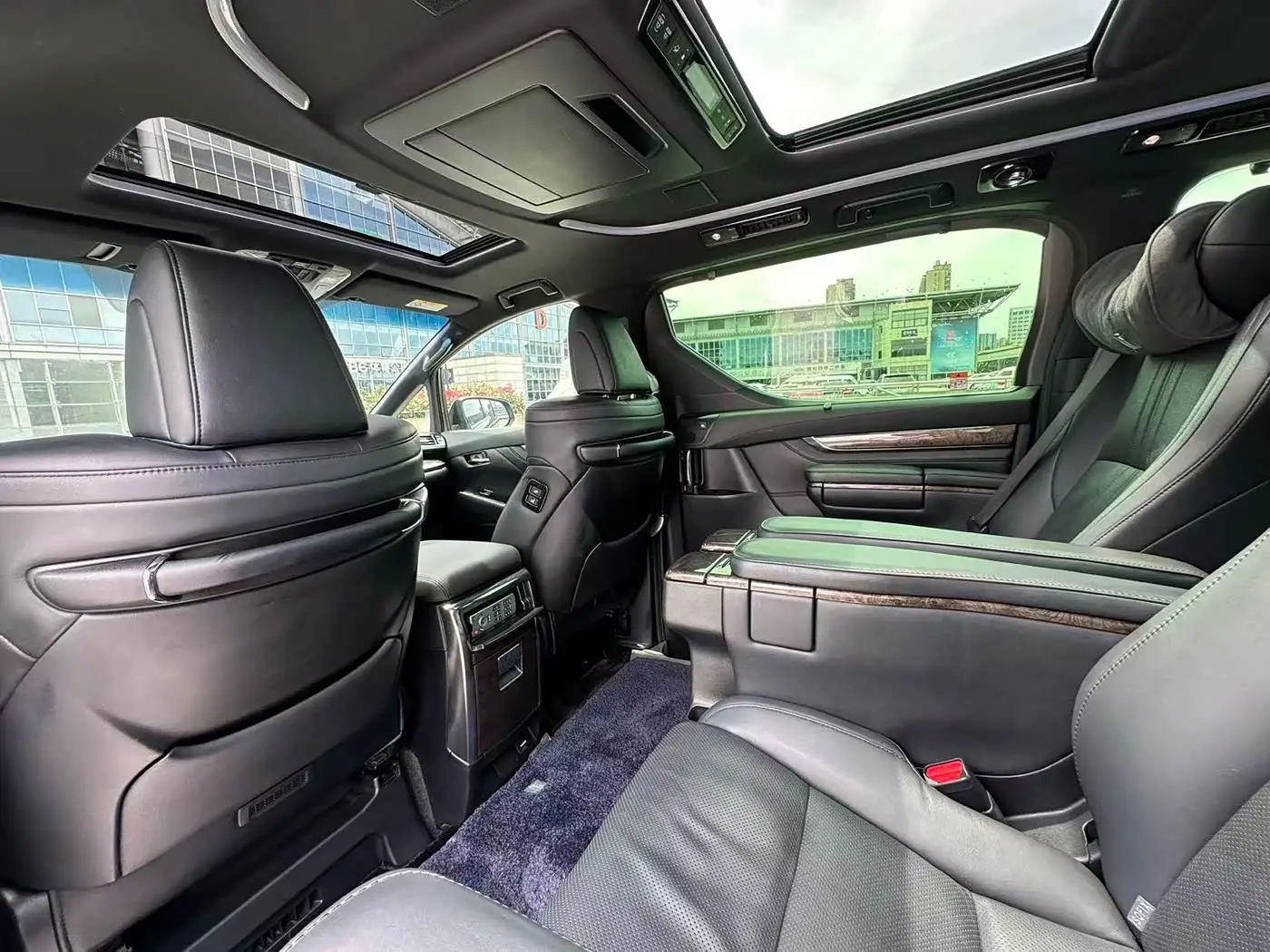 Toyota Vellfire 2023 — ფოტო 11/14