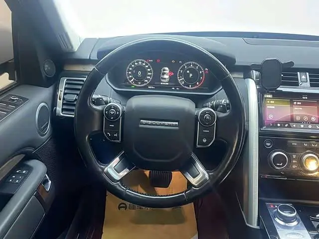Land Rover Discovery 2018 — Photo 11/20