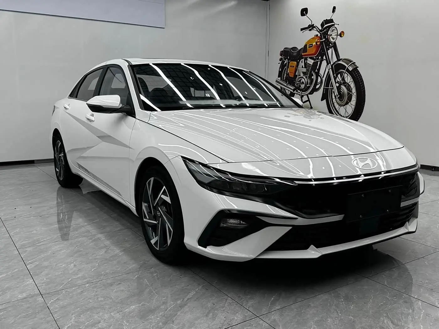 Hyundai Elantra 2023 — Photo 3/11