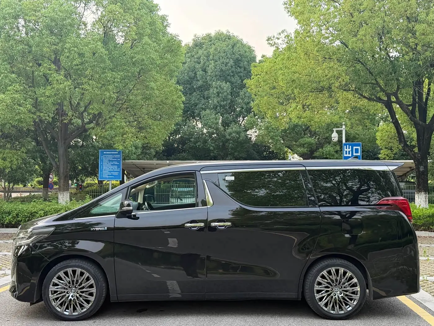 Toyota Alphard 2021 — Photo 3/18