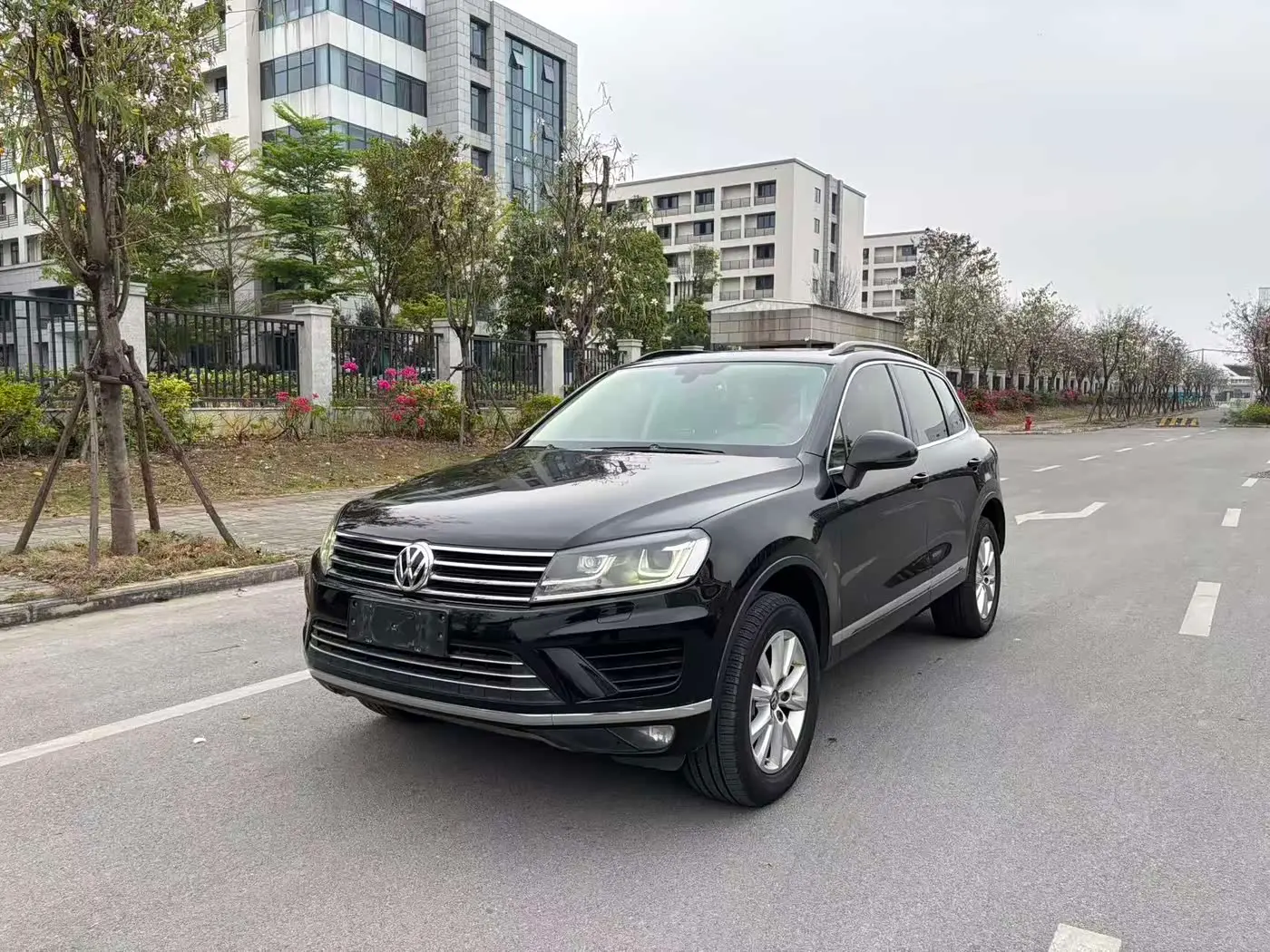 Volkswagen Touareg 2017 — Фото 1/9