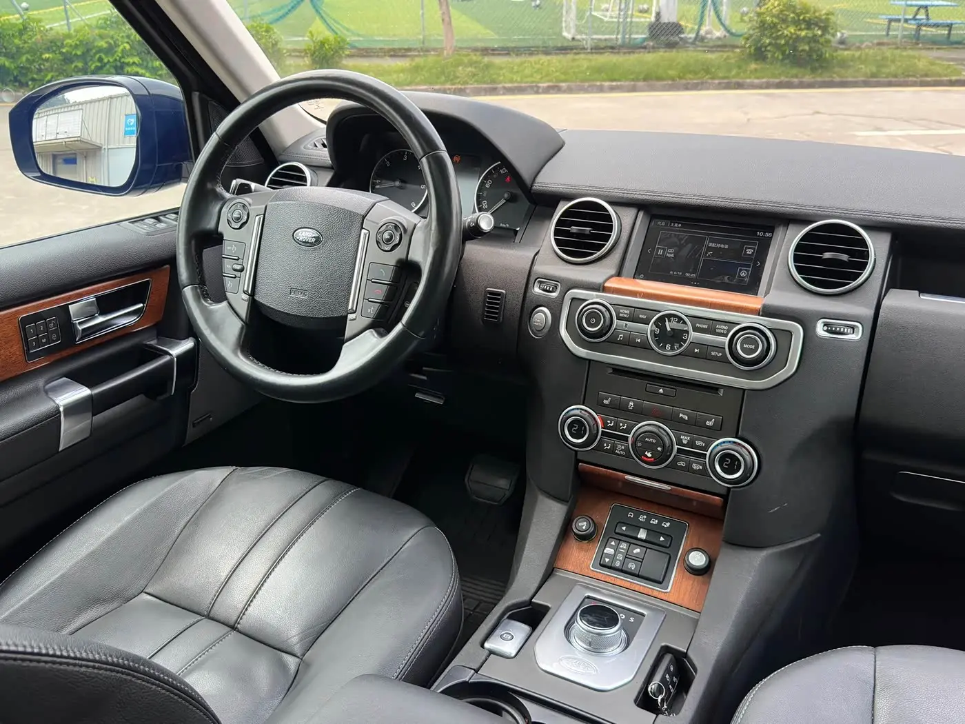 Land Rover Discovery 2015 — Photo 14/20