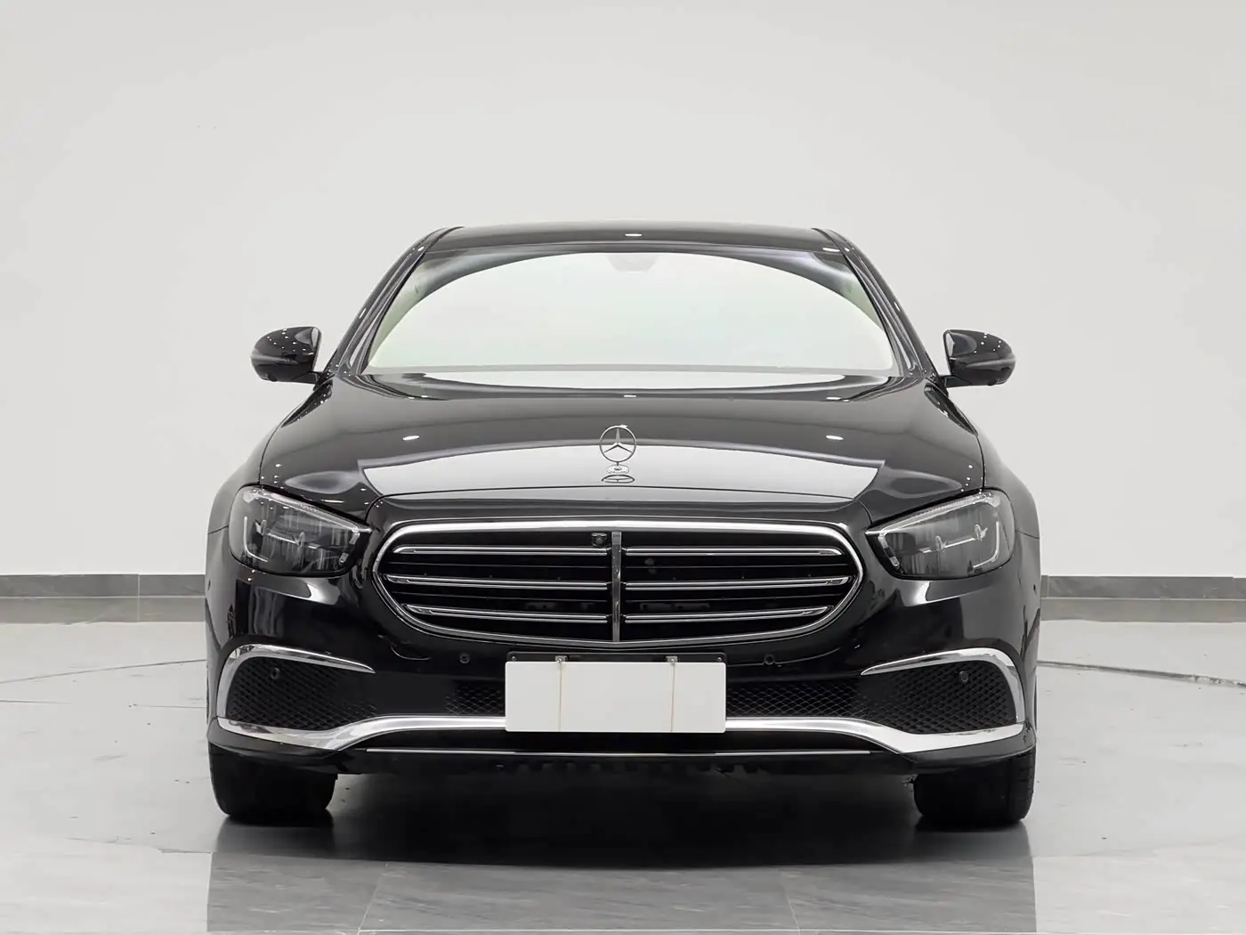 Mercedes-Benz E-Class 2023 — Photo 2/20