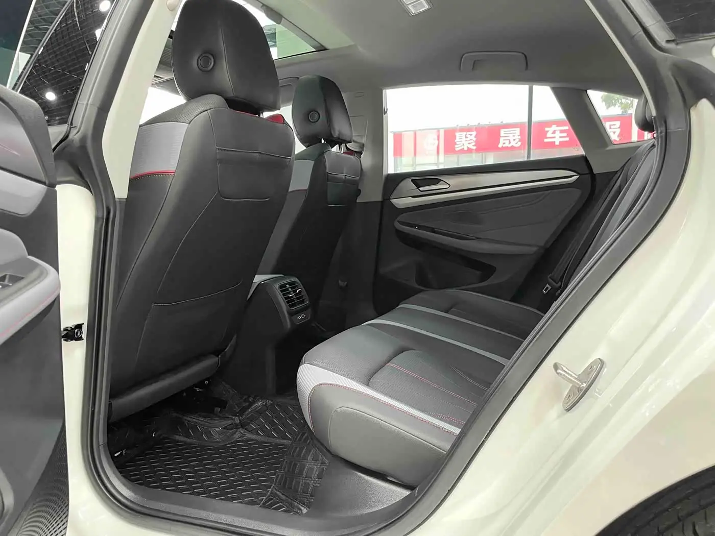 Volkswagen Lamando 2023 — Photo 10/20