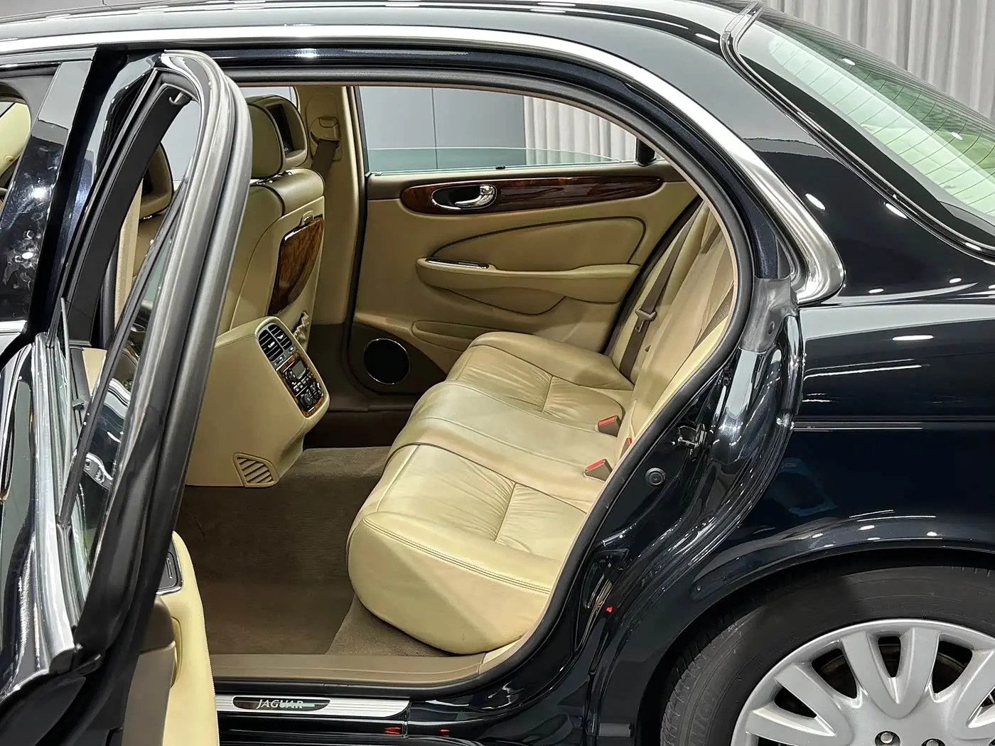 Jaguar XJ 2005 — Şəkil 17/20
