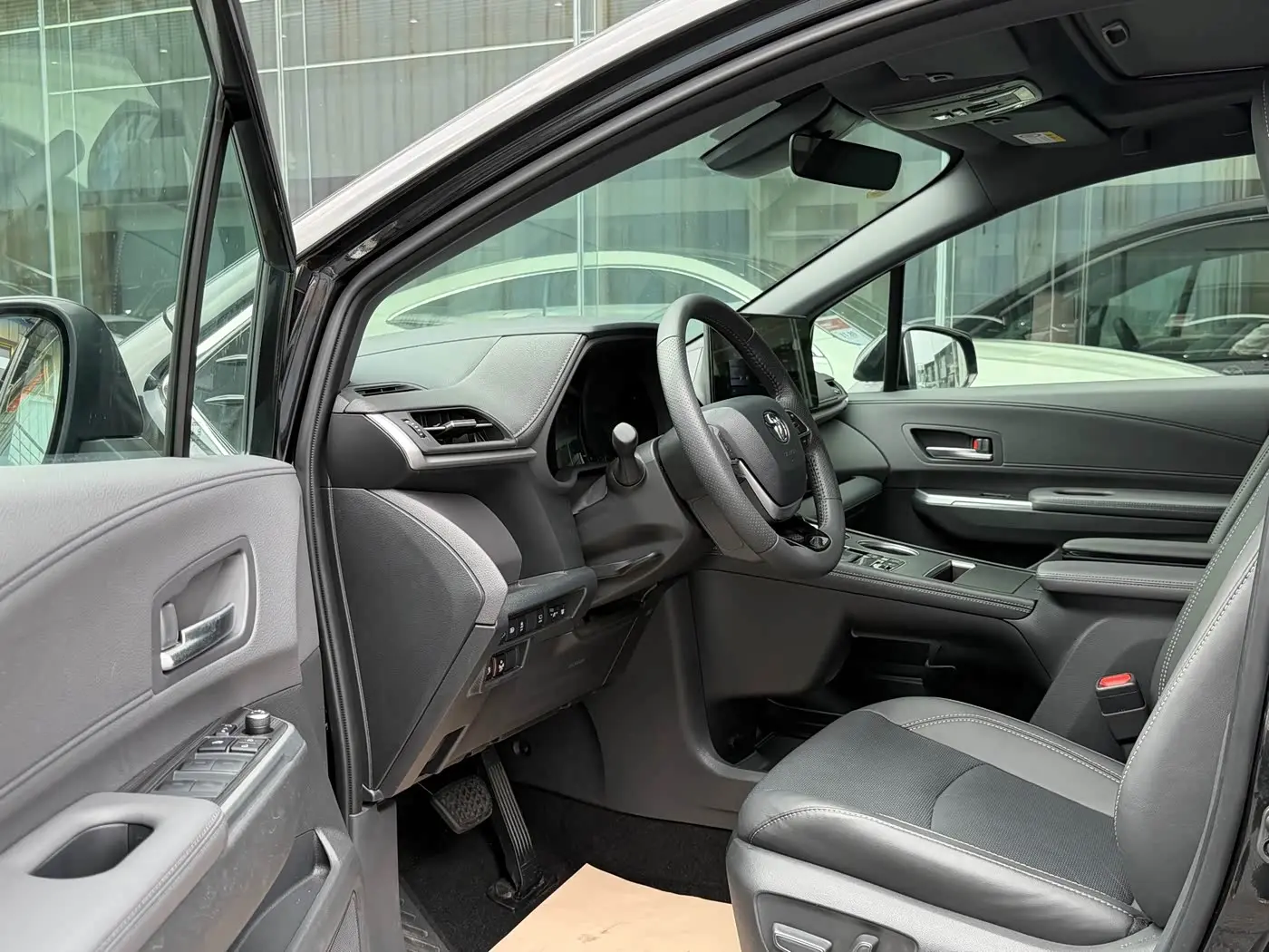 Toyota Sienna 2024 — Şəkil 16/19