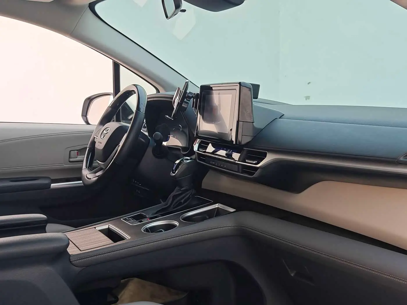 Toyota Granvia 2023 — Photo 11/20