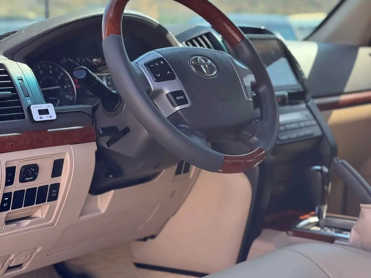 Toyota Land Cruiser 2015 — Photo 15/15