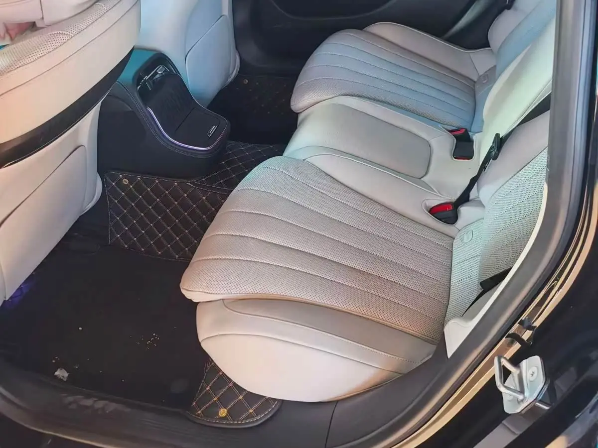 Mercedes-Benz E-Class 2024 — Photo 4/6