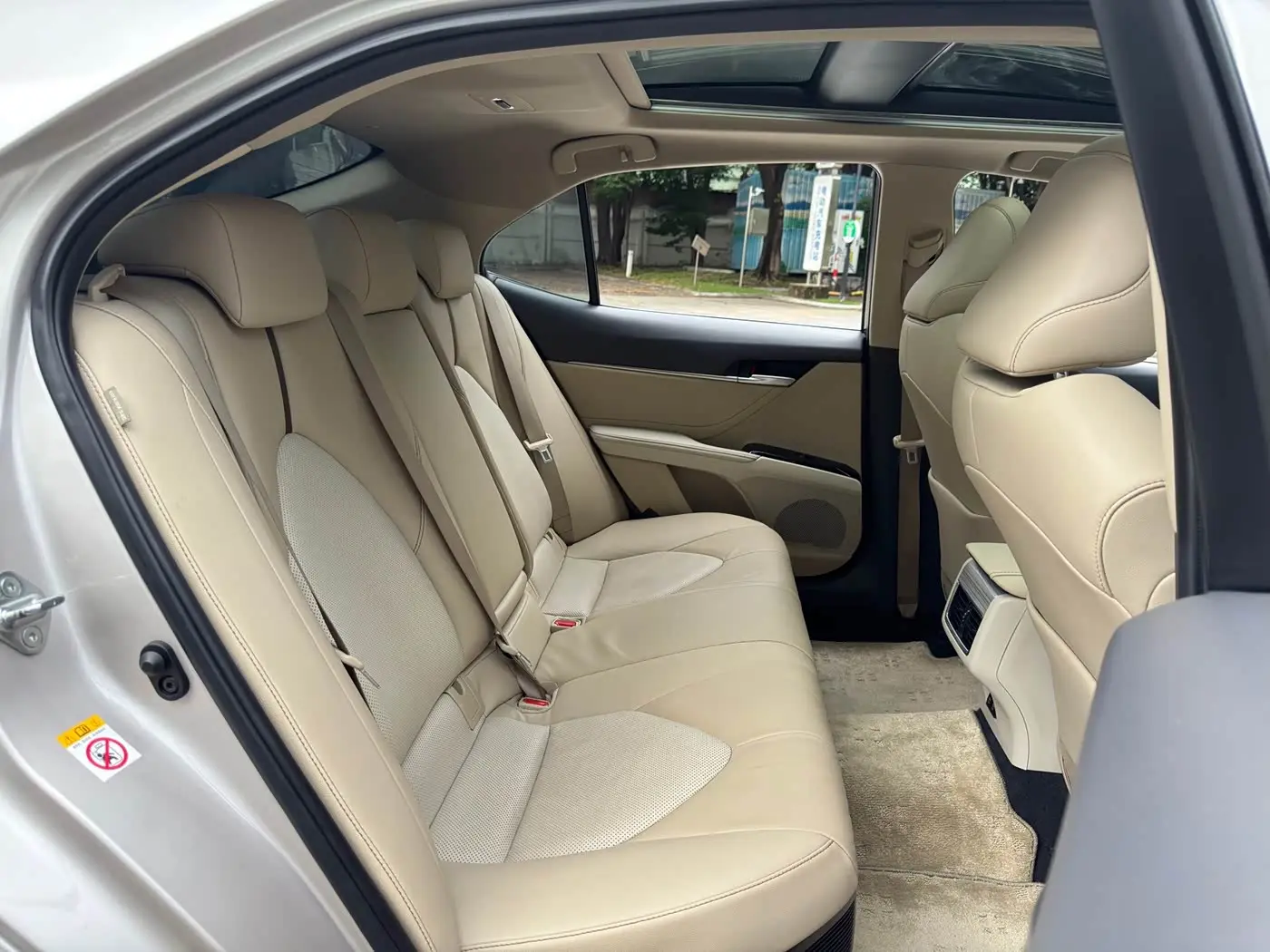 Toyota Camry 2019 — ფოტო 17/20