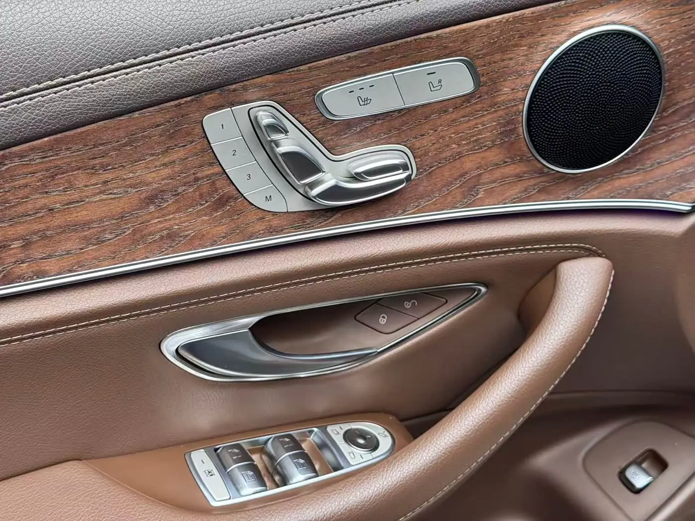 Mercedes-Benz E-Class 2023 — Photo 8/11