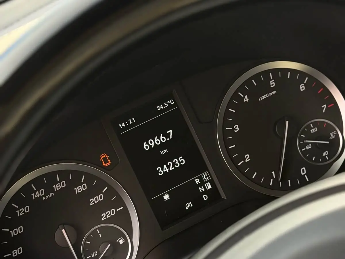 Mercedes-Benz Vito 2023 — Фото 13/14