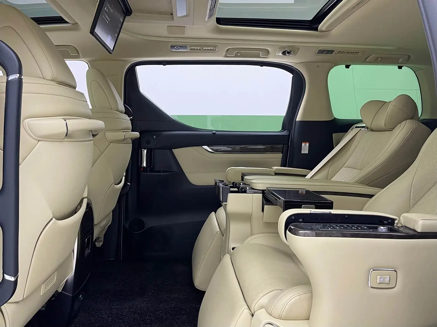 Toyota Alphard 2020 — Photo 8/11