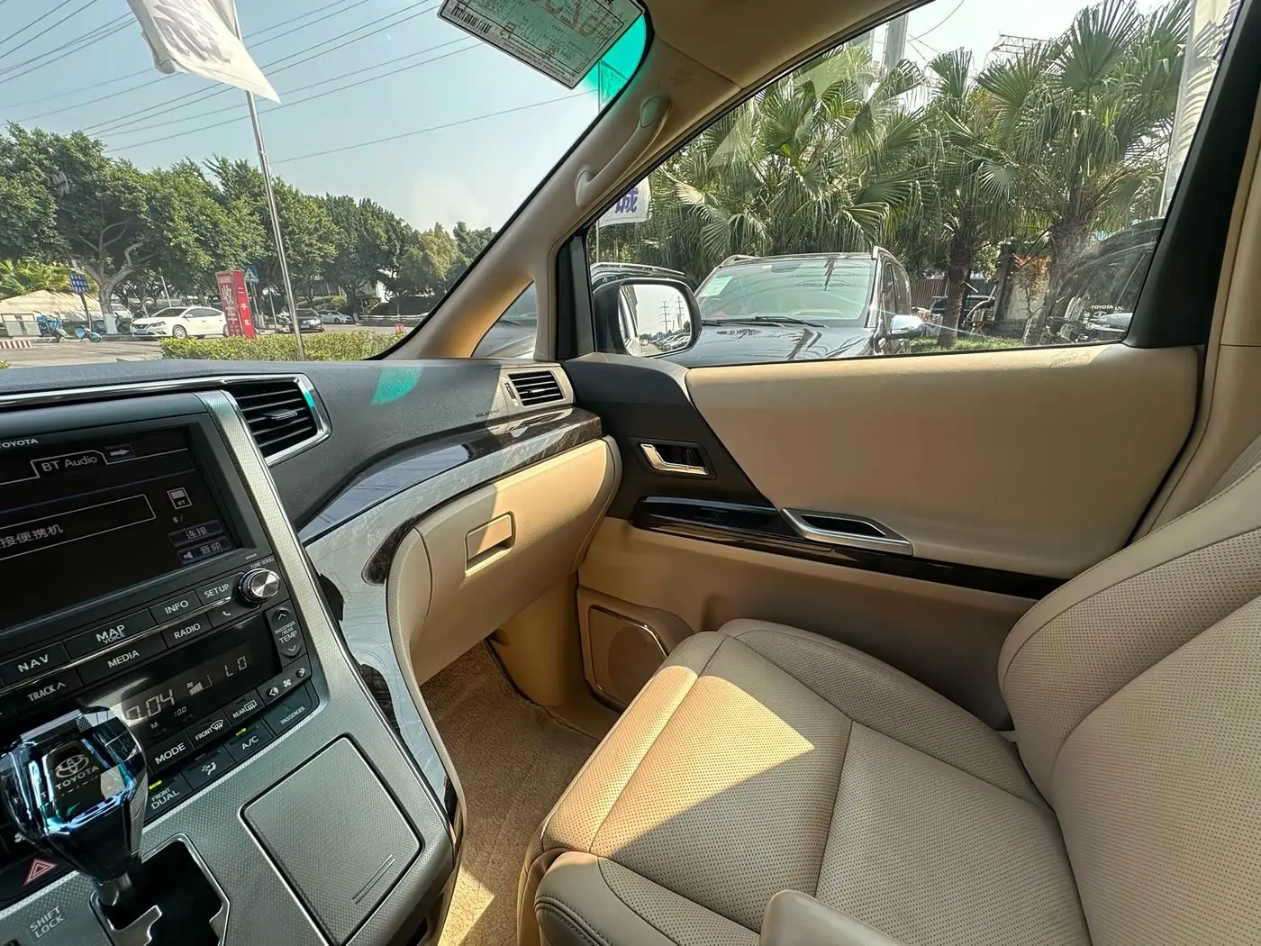Toyota Alphard 2012 — Photo 12/20