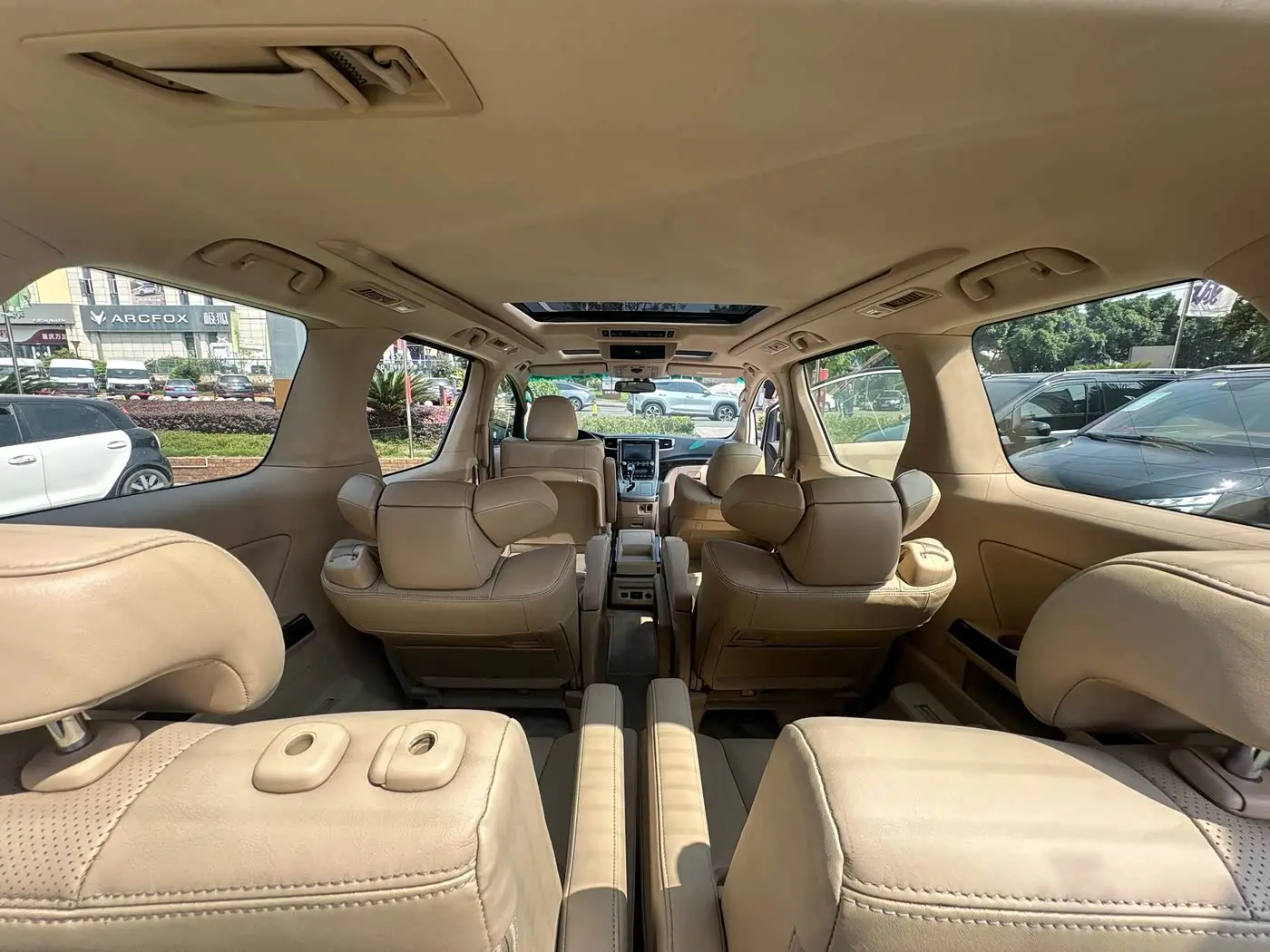 Toyota Alphard 2012 — Photo 19/20