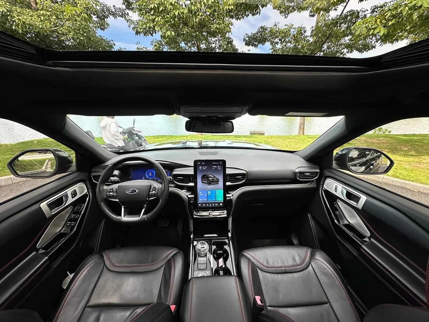 Ford Explorer 2021 — Photo 17/20