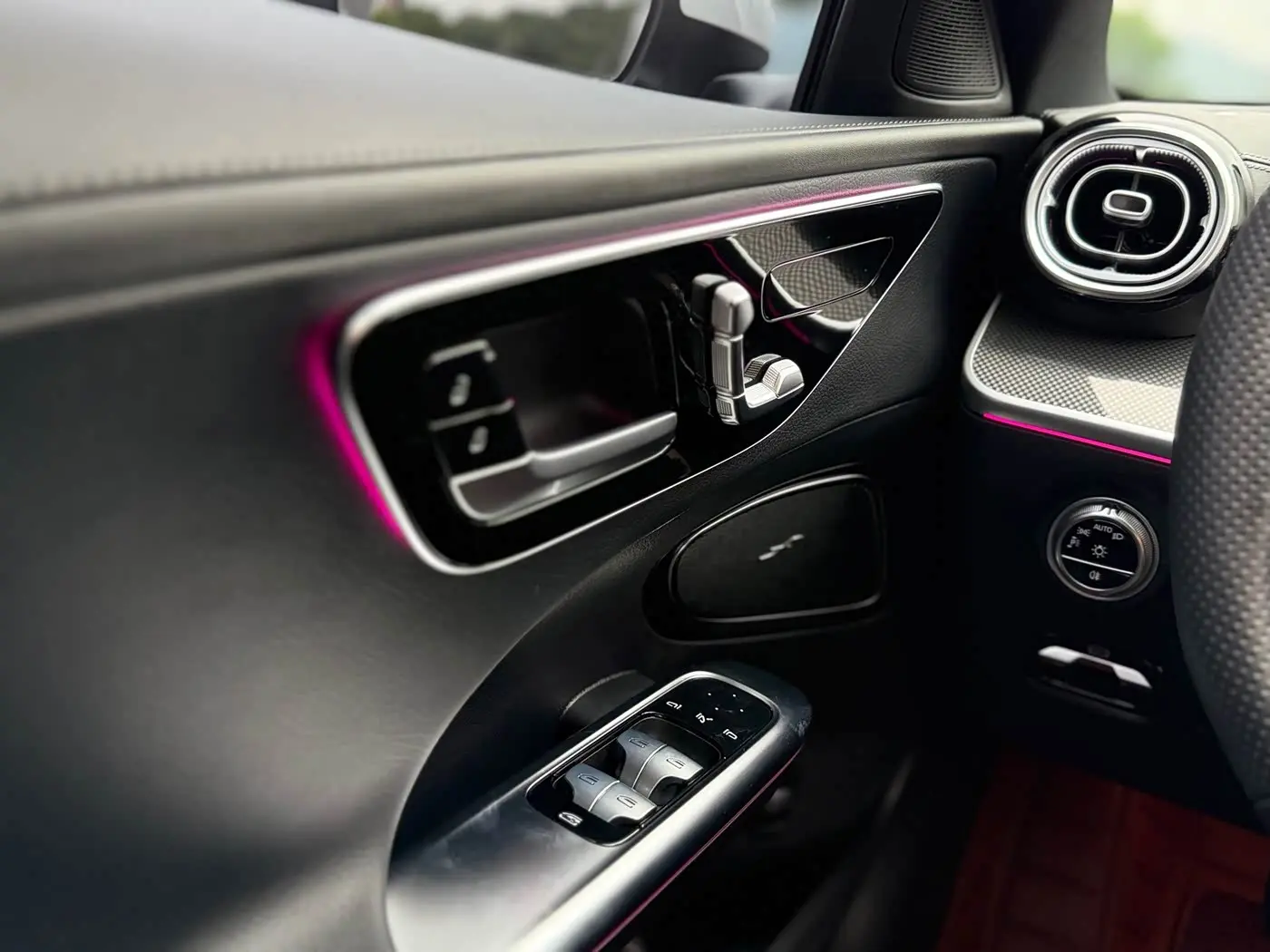 Mercedes-Benz C-Class 2024 — Photo 16/17