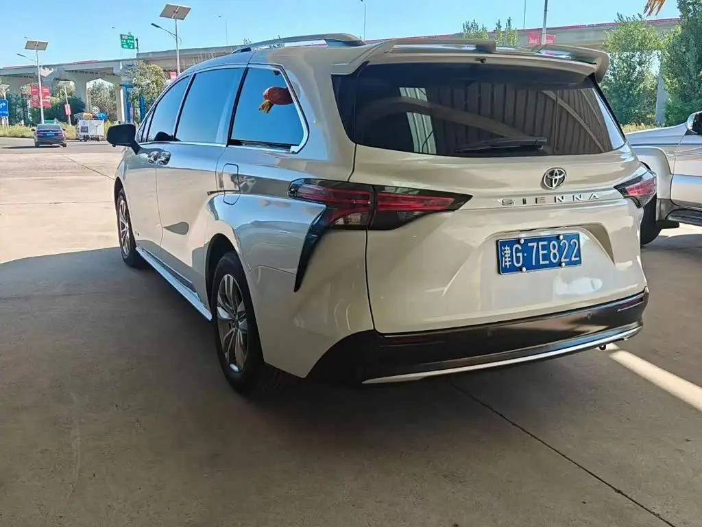Toyota Sienna 2024 — Photo 4/8