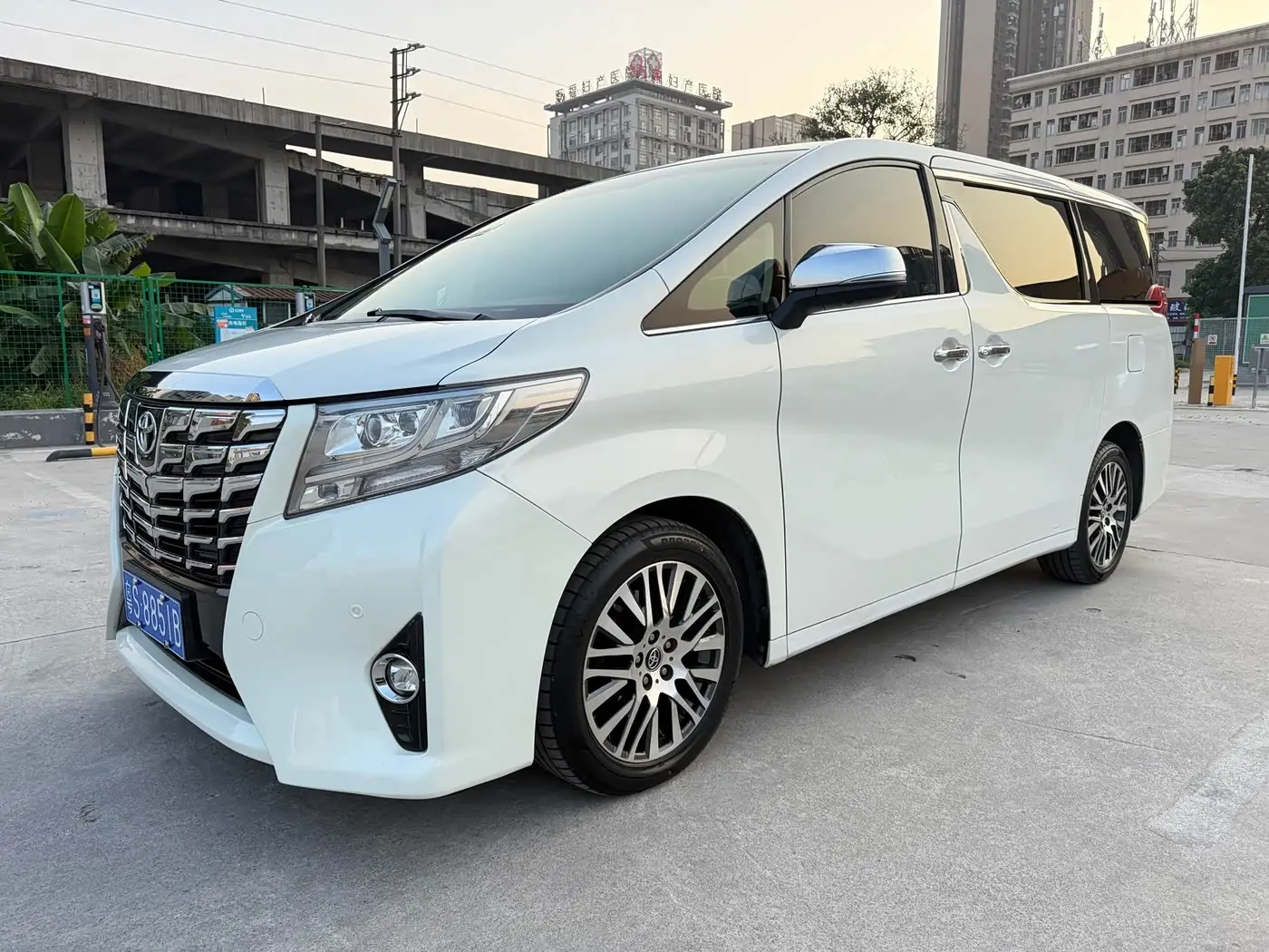 Toyota Alphard 2017 — Photo 1/12
