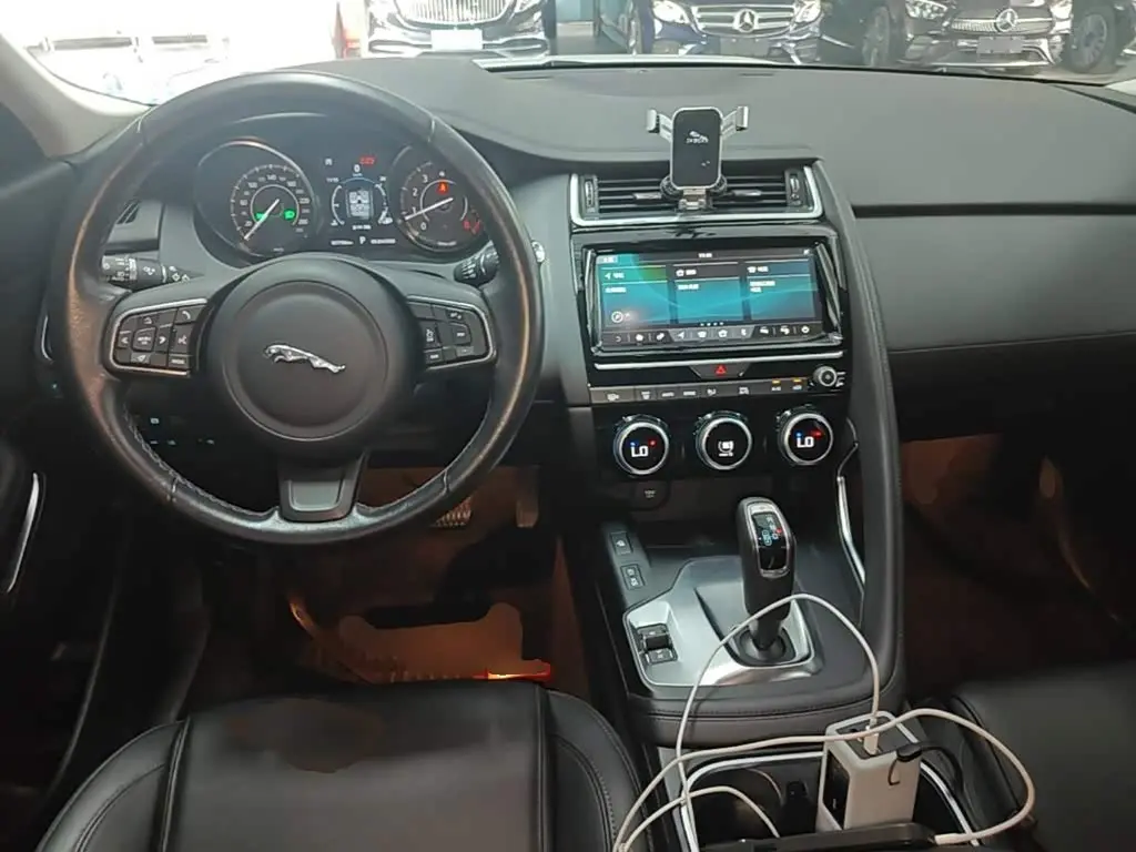 Jaguar E-PACE 2021 — Фото 10/20