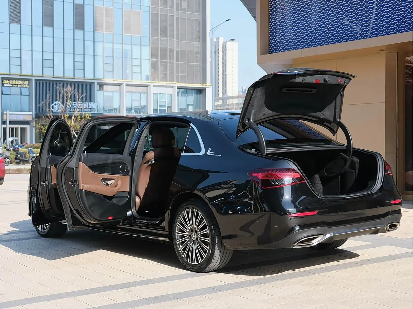 Mercedes-Benz E-Class 2021 — Photo 12/17