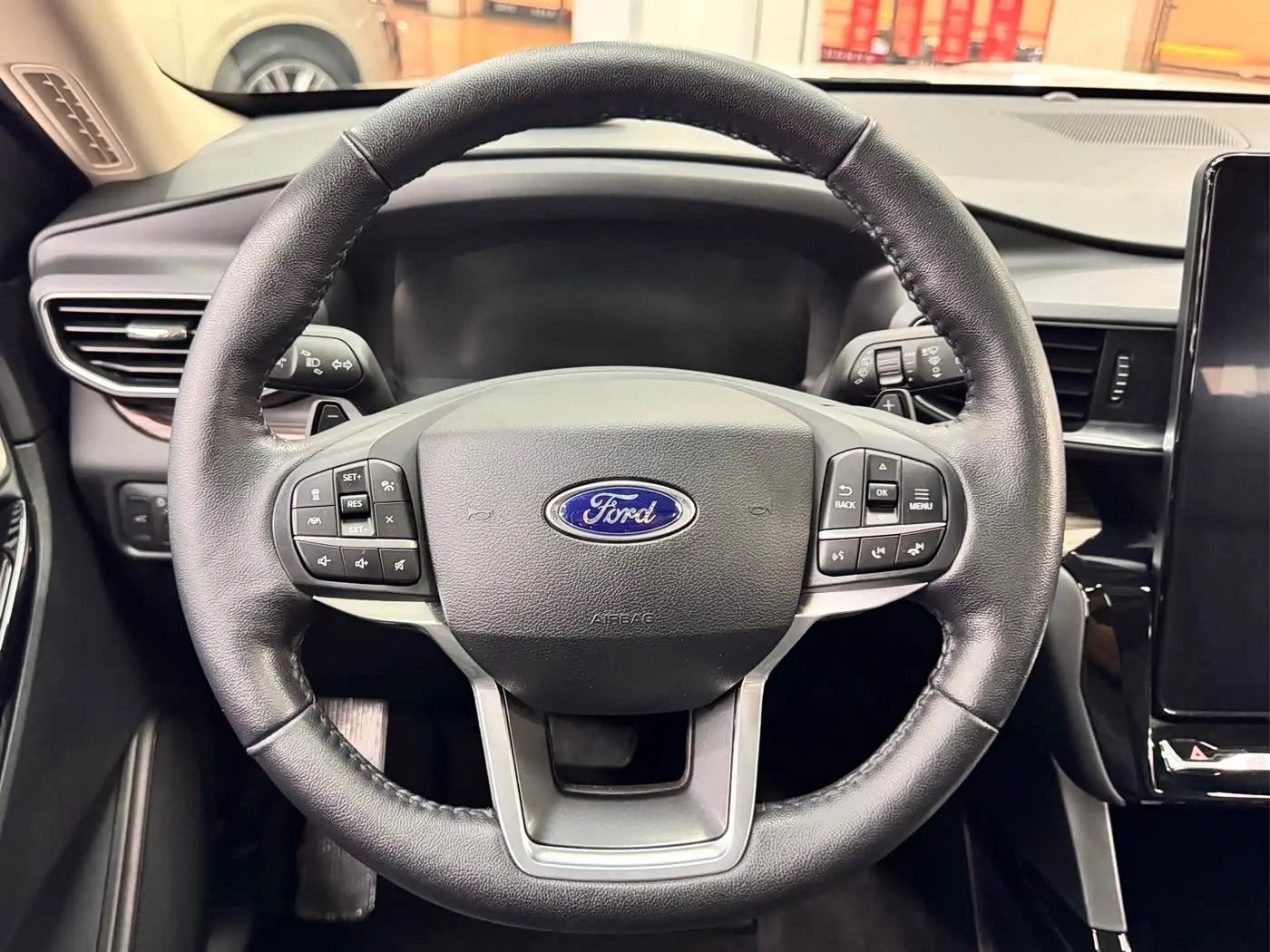 Ford Explorer 2021 — Photo 9/14