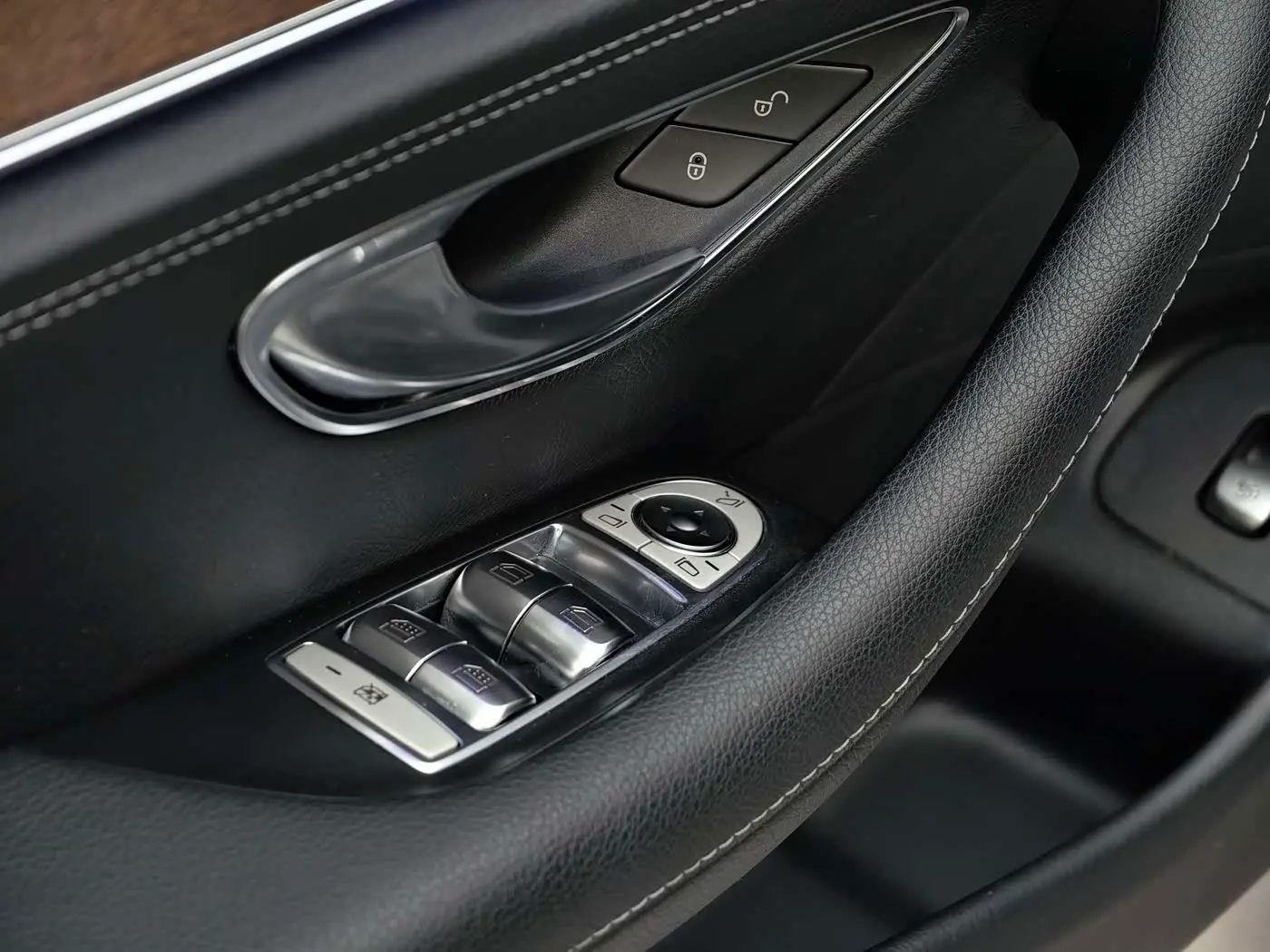 Mercedes-Benz E-Class 2019 — Photo 13/20