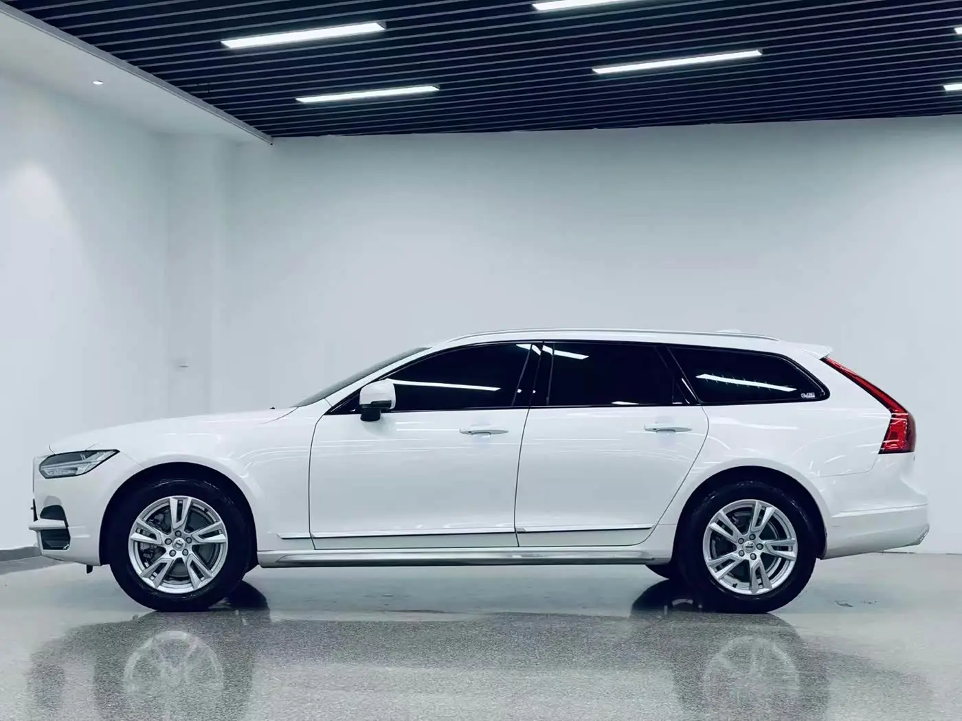 Volvo V90 2018 — Photo 2/20
