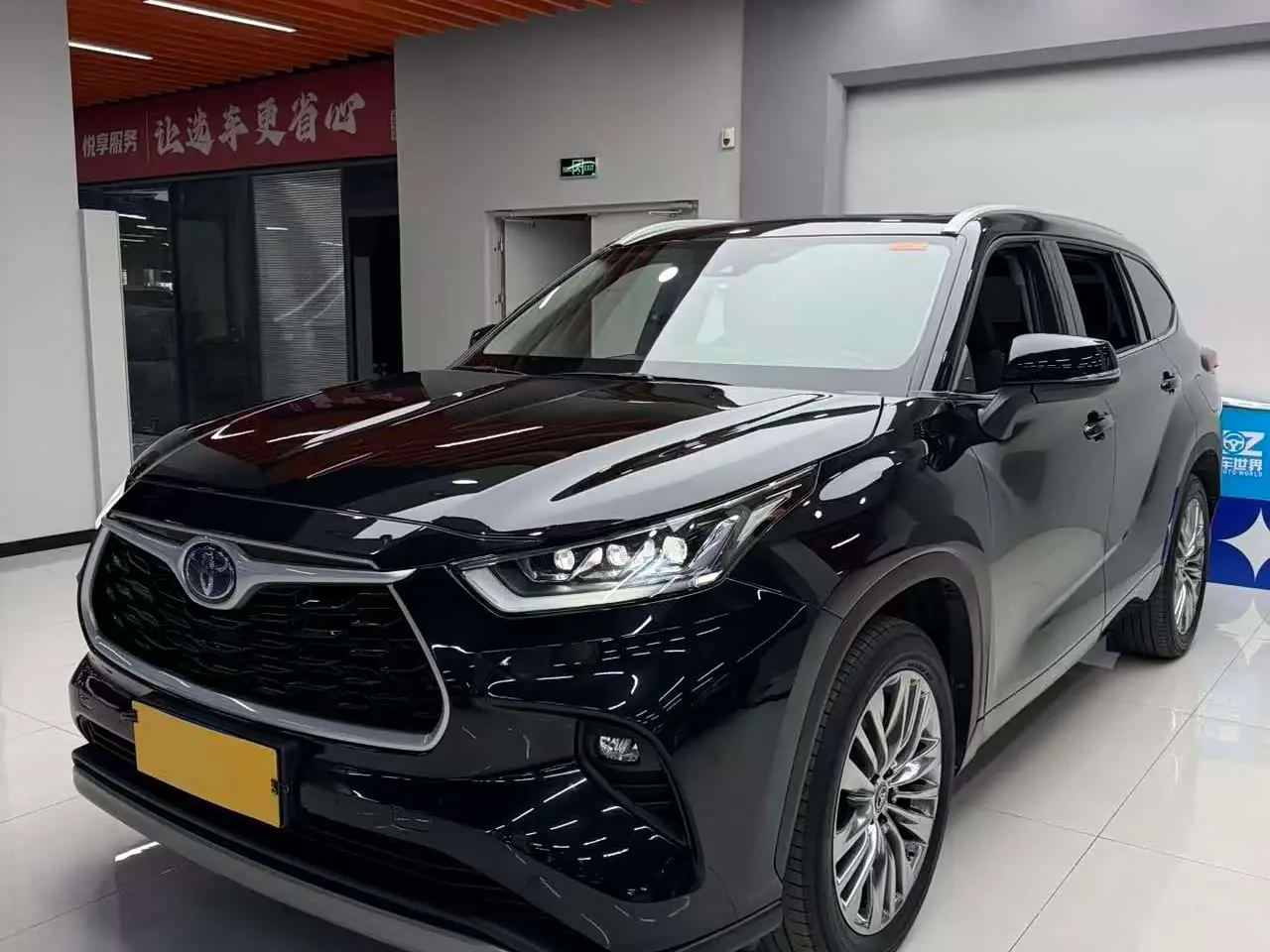 Toyota Highlander 2023 — Photo 2/13