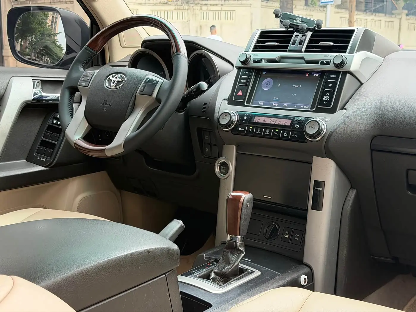 Toyota Prado 2012 — Photo 11/18