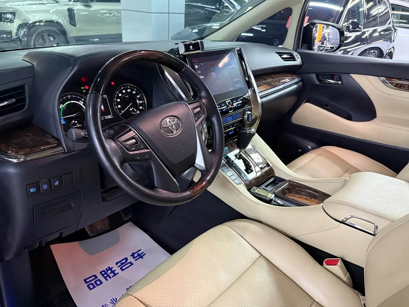 Toyota Alphard 2022 — Photo 9/19