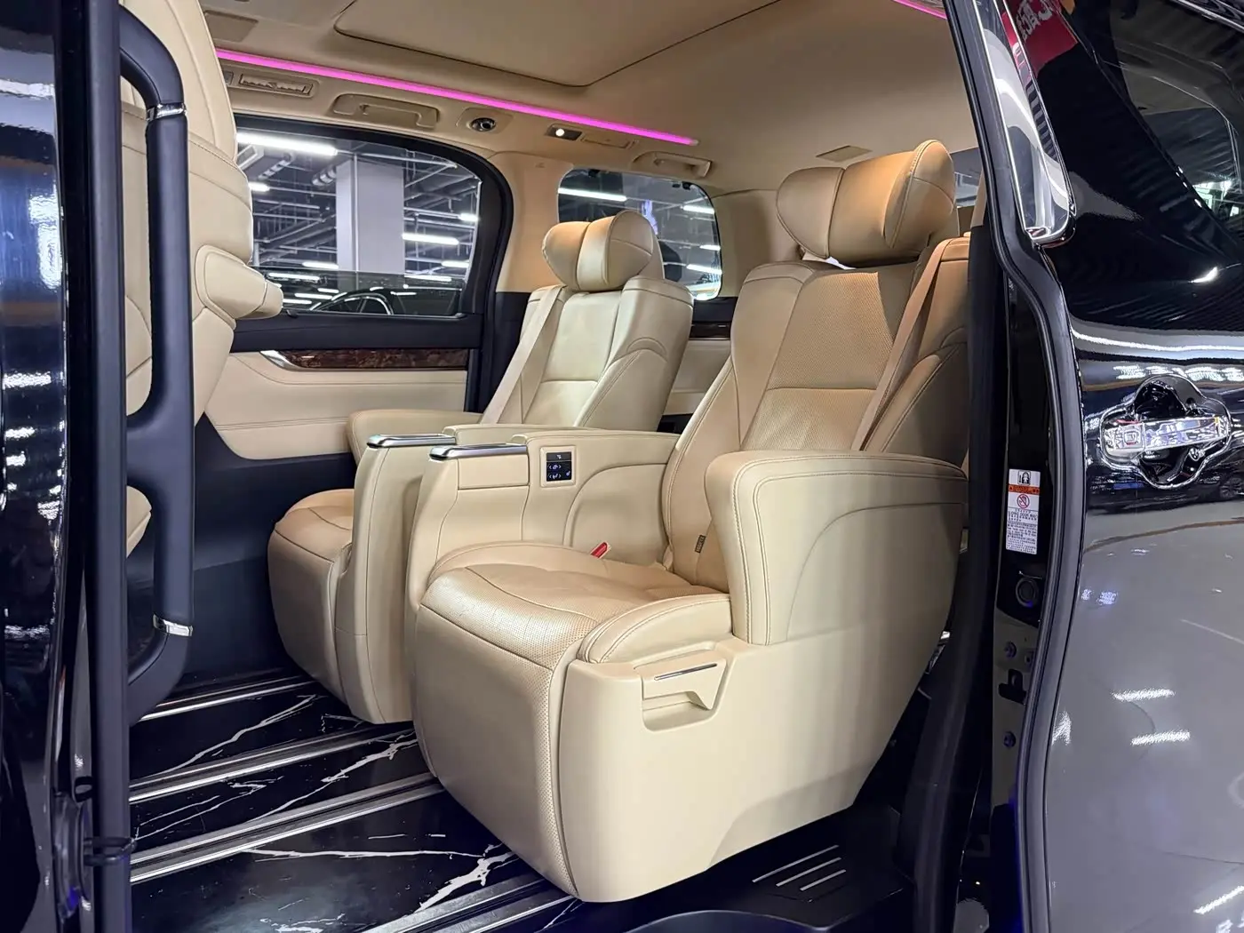 Toyota Alphard 2022 — Photo 15/19