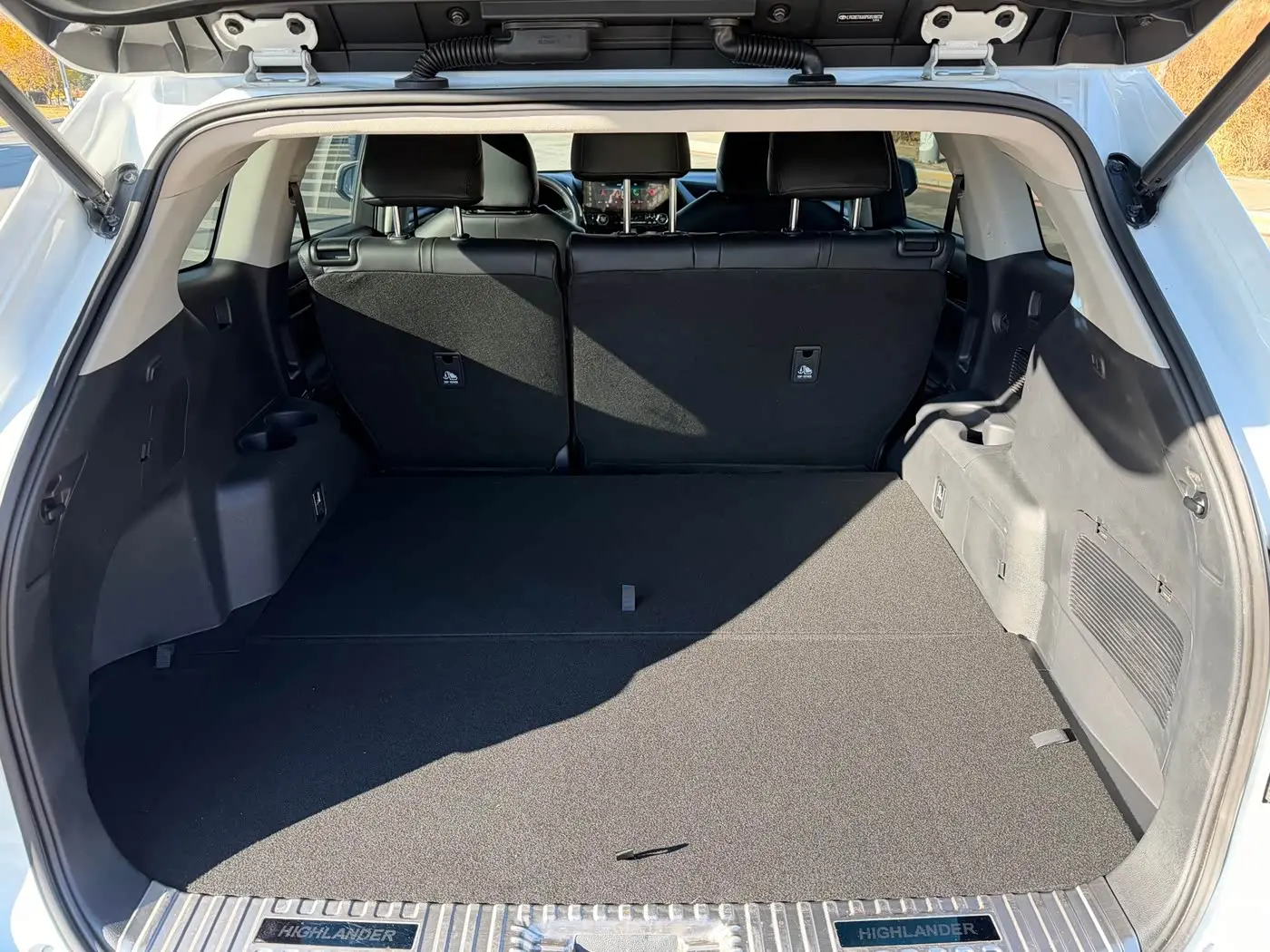 Toyota Highlander 2023 — Фото 16/18