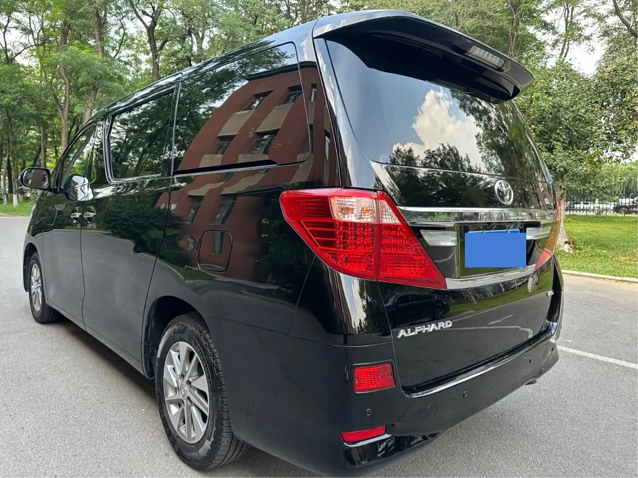 Toyota Alphard 2014 — Photo 7/20