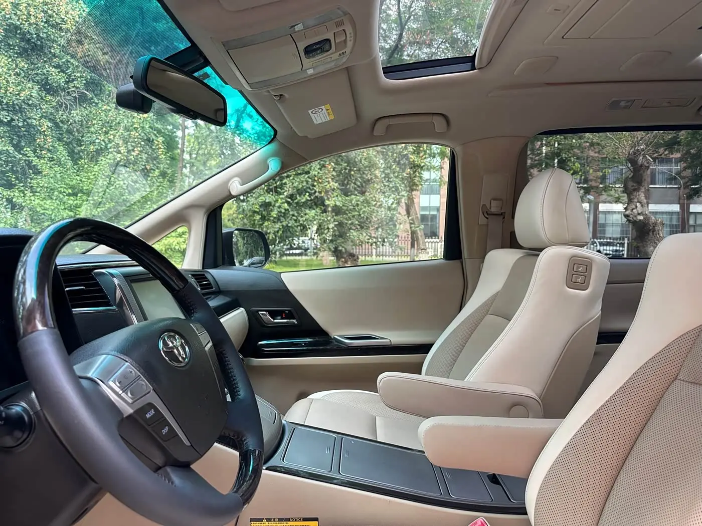 Toyota Alphard 2014 — Photo 14/20
