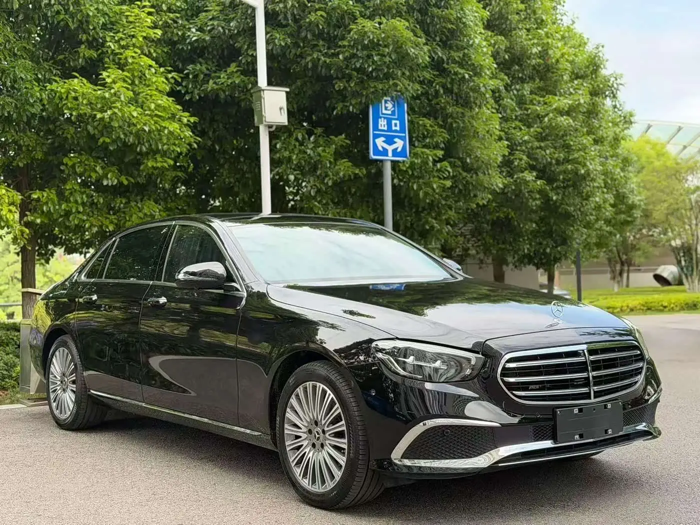 Mercedes-Benz E-Class 2021 — Photo 3/9