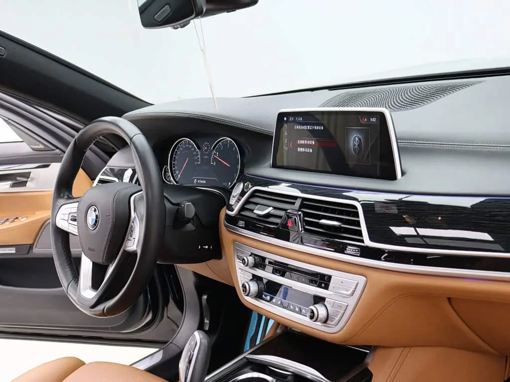 BMW 7 Series 2018 — ფოტო 14/20