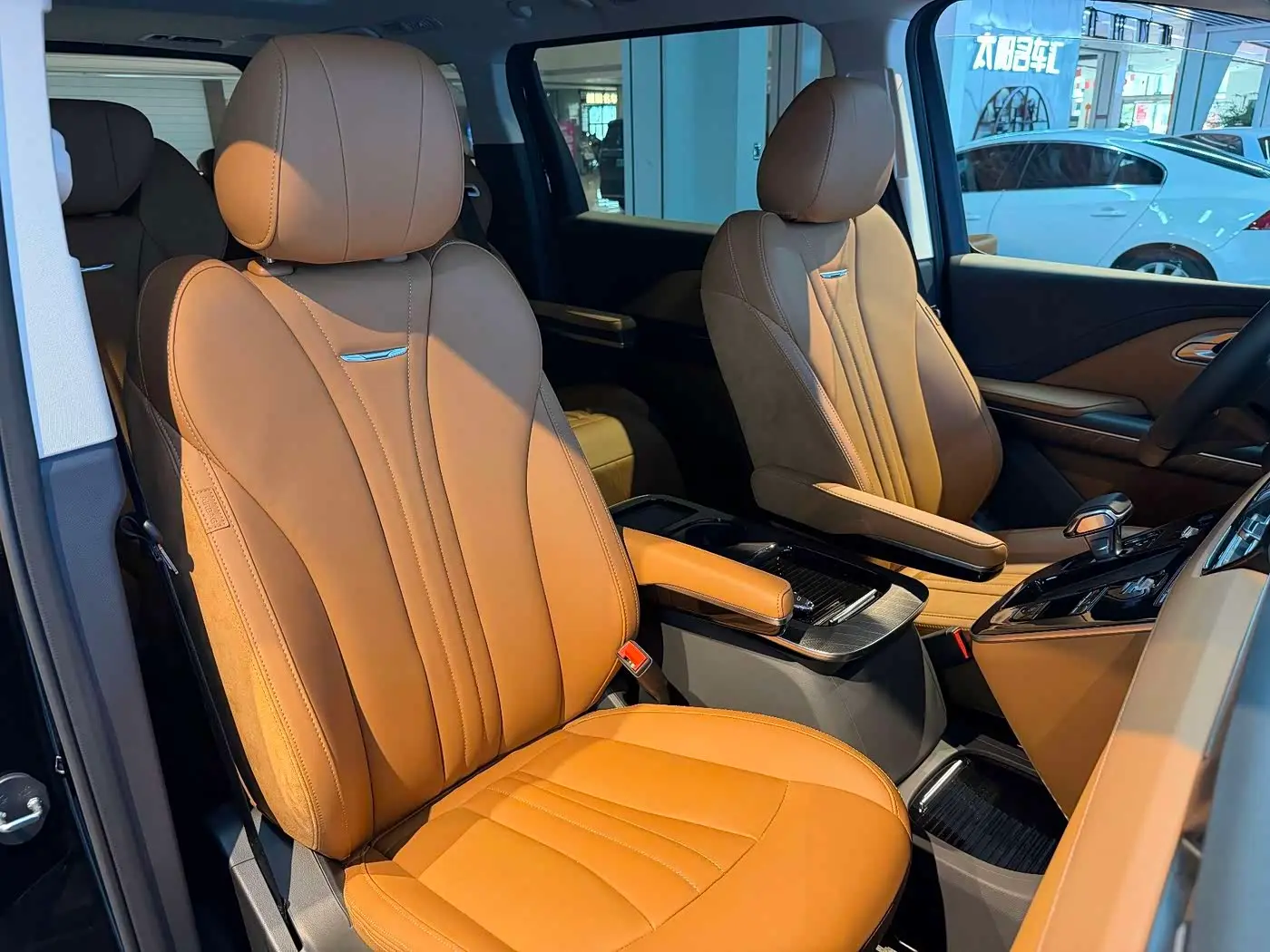 Hongqi HQ9 PHEV 2026 — Şəkil 14/18