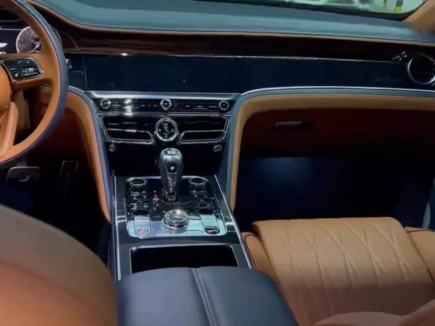 Bentley Flying Spur 2021 — Фото 8/10