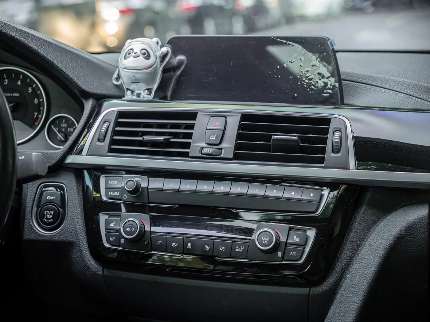 BMW 3 Series 2018 — Фото 12/15