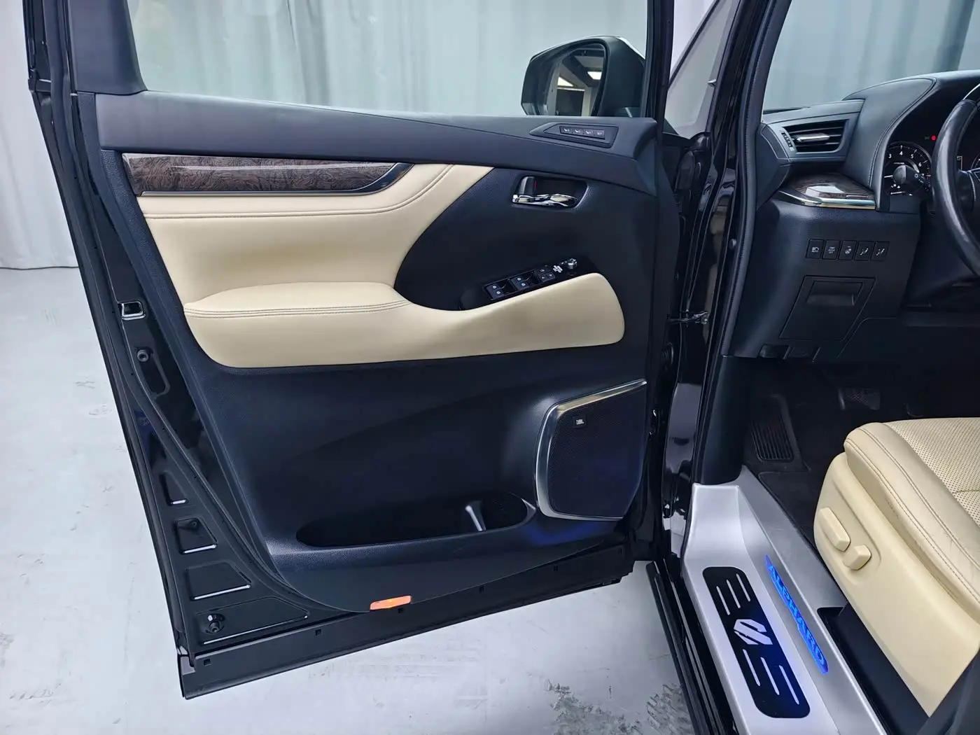 Toyota Alphard 2019 — Photo 7/20
