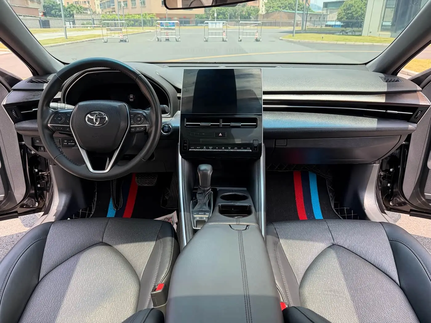 Toyota Avalon 2023 — Photo 6/9