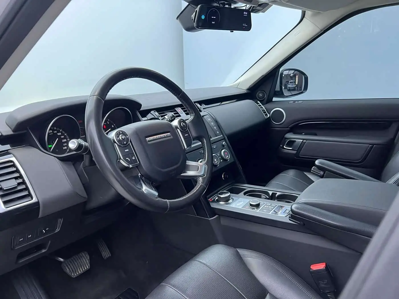Land Rover Discovery 2018 — Photo 8/19