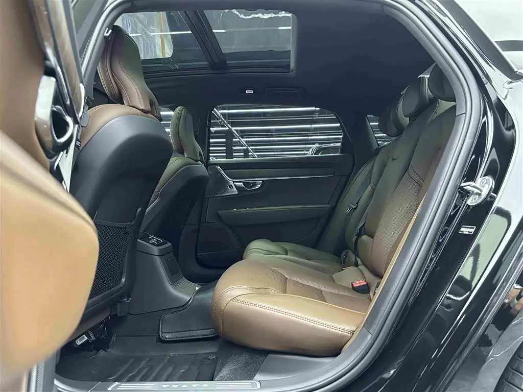Volvo S90 Plug-in Hybrid 2024 — Photo 6/18